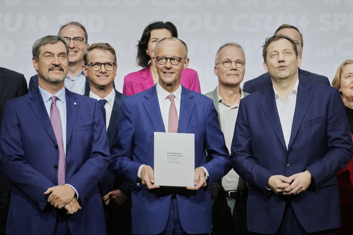 ▲독일 베를린에서 5일(현지시간) 프리드리히 메르츠(맨앞 가운데) 기독민주당(CDU) 대표가 연립정부 성립 협약서를 들고 있다. 왼쪽은 마르쿠스 죄더 기독사회당(CSU) 대표, 오른쪽은 라르스 클링바일 사회민주당(SPD) 공동대표. 메르츠 대표는 6일 총리로 정식 취임한다. 베를린/AP연합뉴스