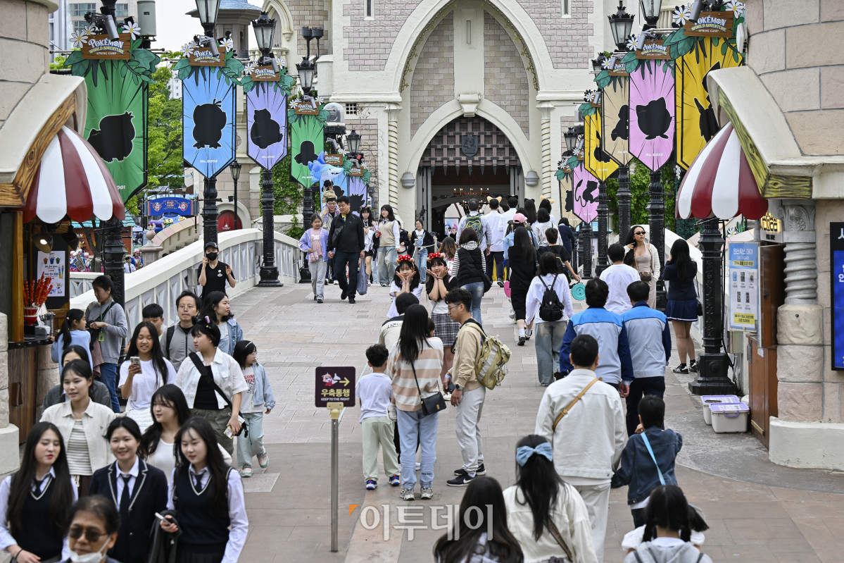▲어린이날 대체공휴일인 6일 서울 송파구 롯데월드를 찾은 시민들이 휴일을 즐기고 있다. 조현호 기자 hyunho@