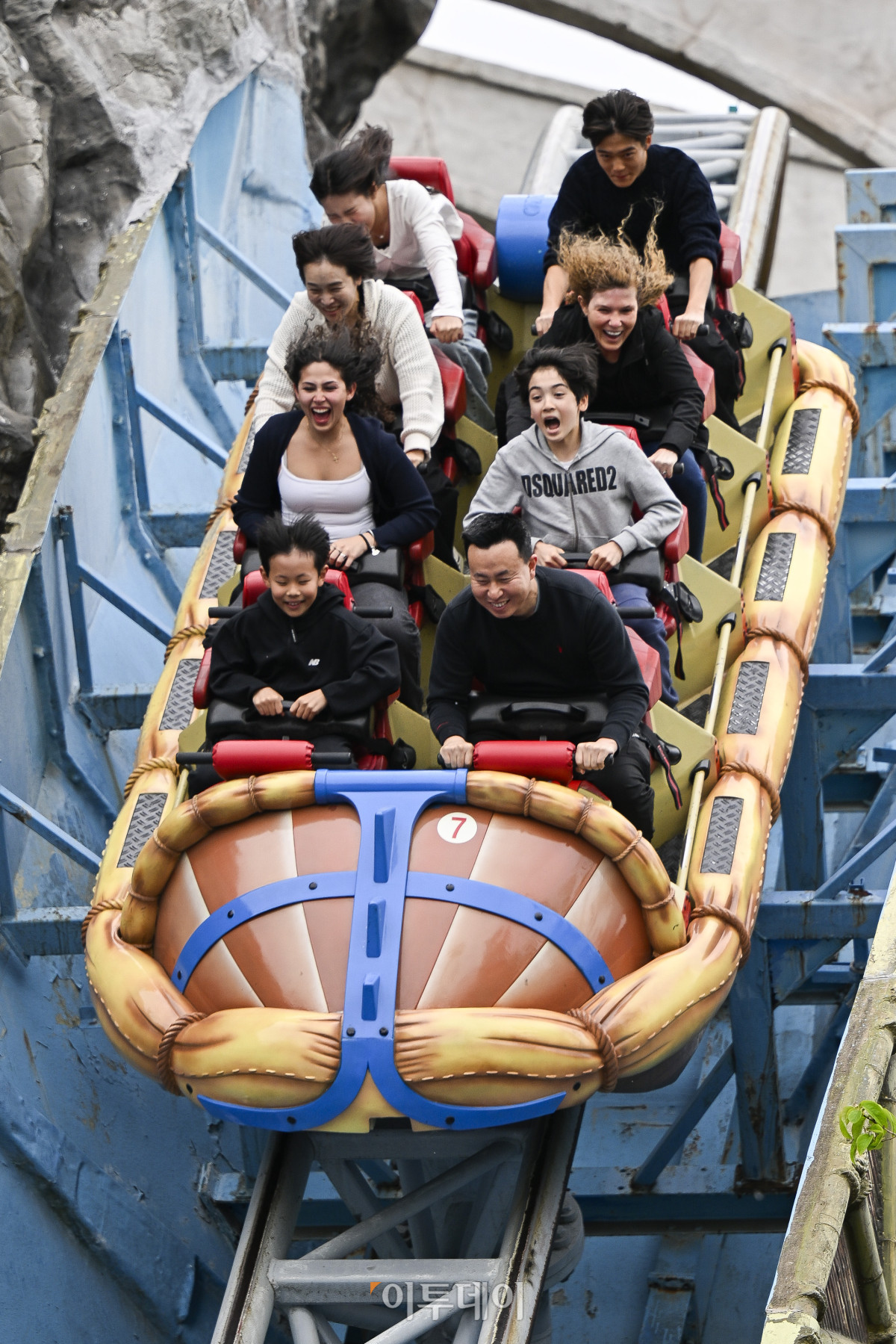 ▲어린이날 대체공휴일인 6일 서울 송파구 롯데월드를 찾은 시민들이 휴일을 즐기고 있다. 조현호 기자 hyunho@