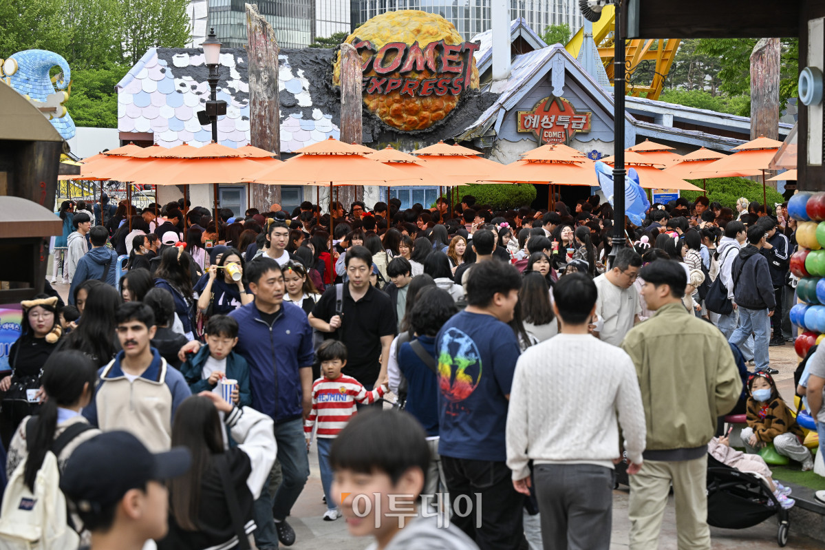 ▲어린이날 대체공휴일인 6일 서울 송파구 롯데월드를 찾은 시민들이 휴일을 즐기고 있다. 조현호 기자 hyunho@