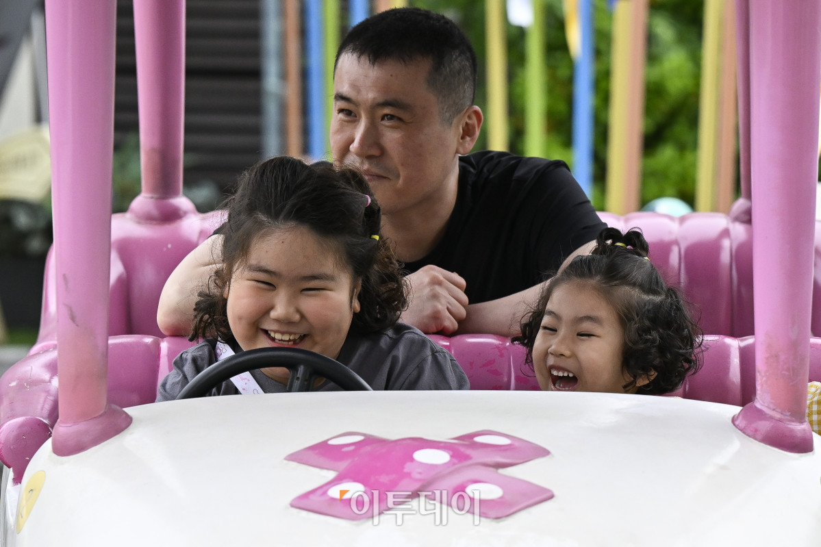 ▲어린이날 대체공휴일인 6일 서울 송파구 롯데월드를 찾은 시민들이 휴일을 즐기고 있다. 조현호 기자 hyunho@