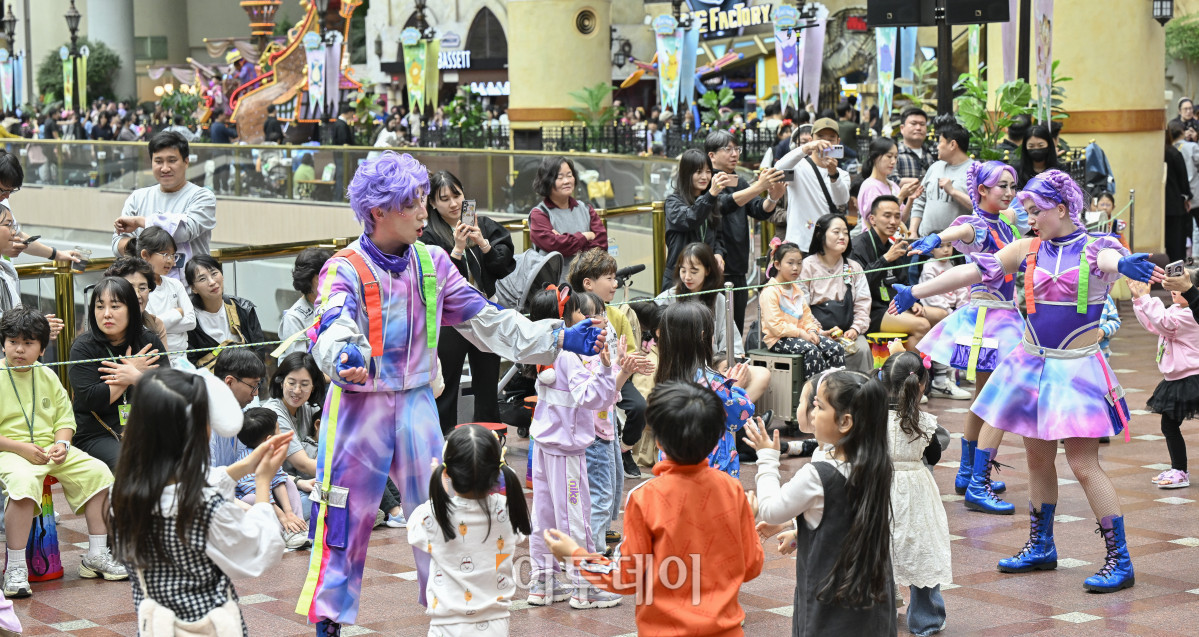 ▲어린이날 대체공휴일인 6일 서울 송파구 롯데월드를 찾은 시민들이 휴일을 즐기고 있다. 조현호 기자 hyunho@