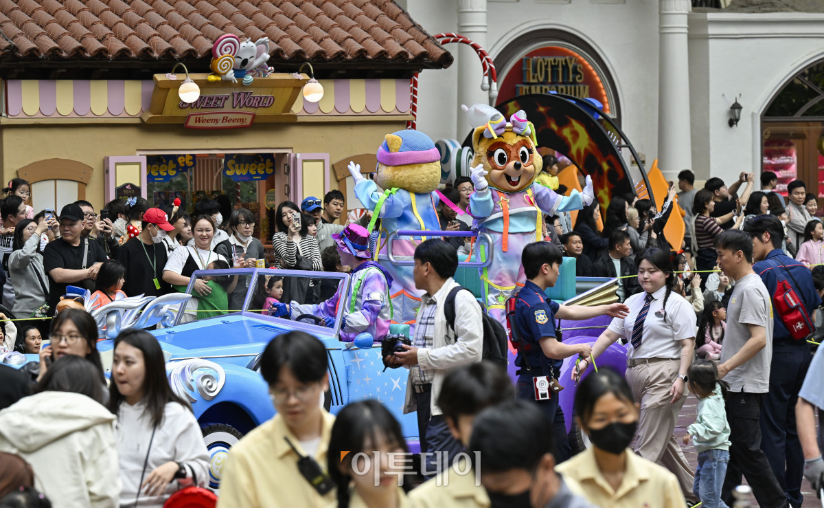 ▲어린이날 대체공휴일인 6일 서울 송파구 롯데월드를 찾은 시민들이 휴일을 즐기고 있다. 조현호 기자 hyunho@
