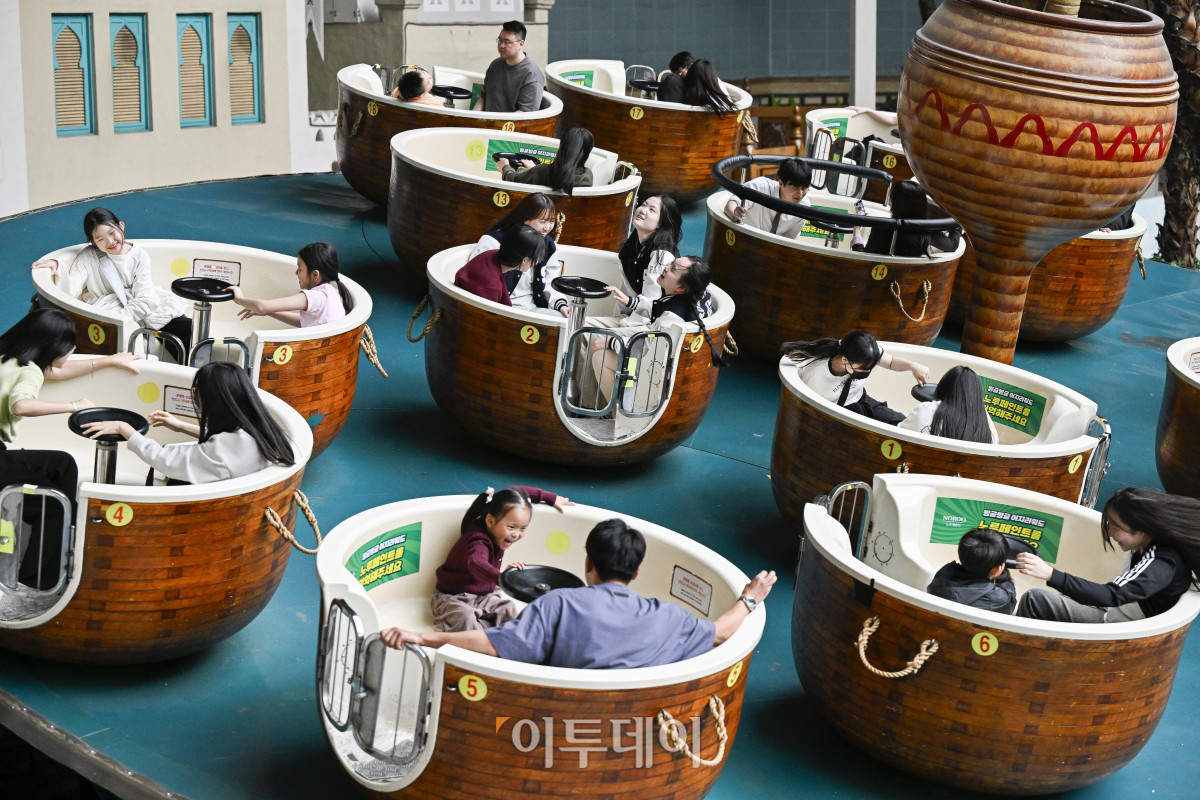 ▲어린이날 대체공휴일인 6일 서울 송파구 롯데월드를 찾은 시민들이 휴일을 즐기고 있다. 조현호 기자 hyunho@