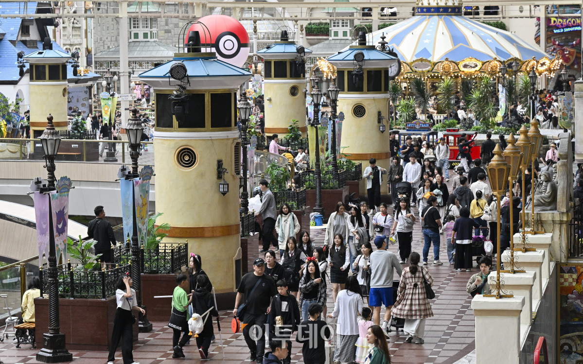 ▲어린이날 대체공휴일인 6일 서울 송파구 롯데월드를 찾은 시민들이 휴일을 즐기고 있다. 조현호 기자 hyunho@