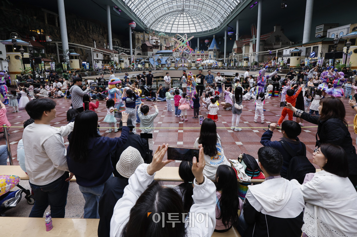 ▲어린이날 대체공휴일인 6일 서울 송파구 롯데월드를 찾은 시민들이 휴일을 즐기고 있다. 조현호 기자 hyunho@