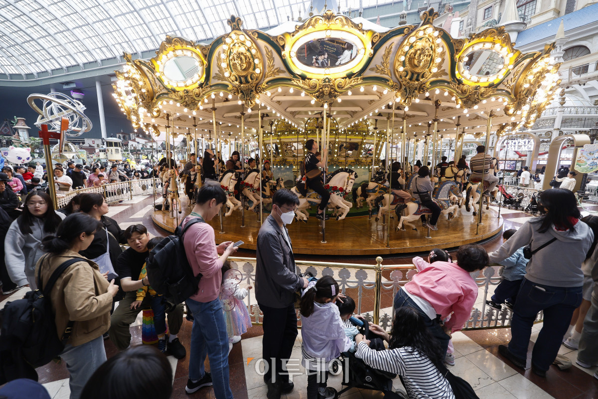 ▲어린이날 대체공휴일인 6일 서울 송파구 롯데월드를 찾은 시민들이 휴일을 즐기고 있다. 조현호 기자 hyunho@
