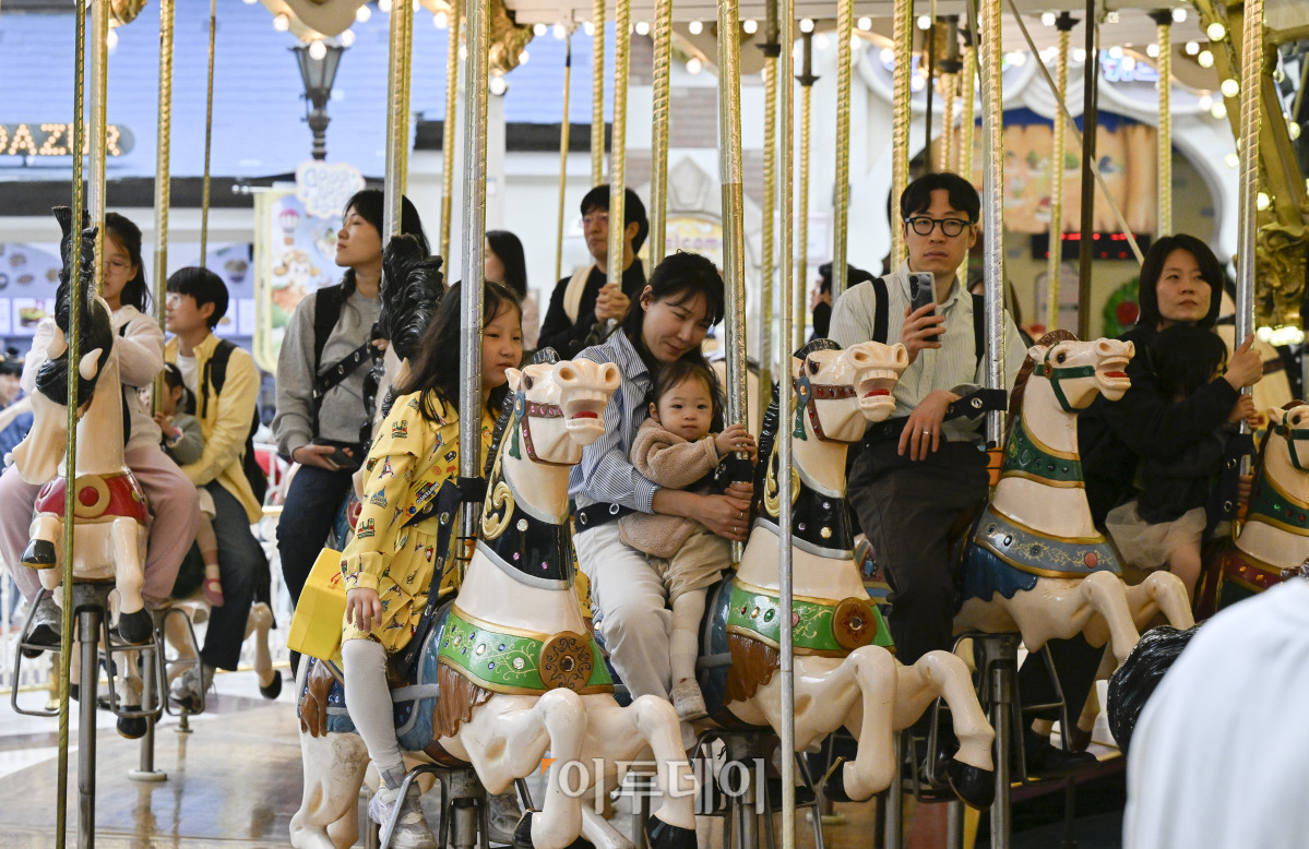 ▲어린이날 대체공휴일인 6일 서울 송파구 롯데월드를 찾은 시민들이 휴일을 즐기고 있다. 조현호 기자 hyunho@