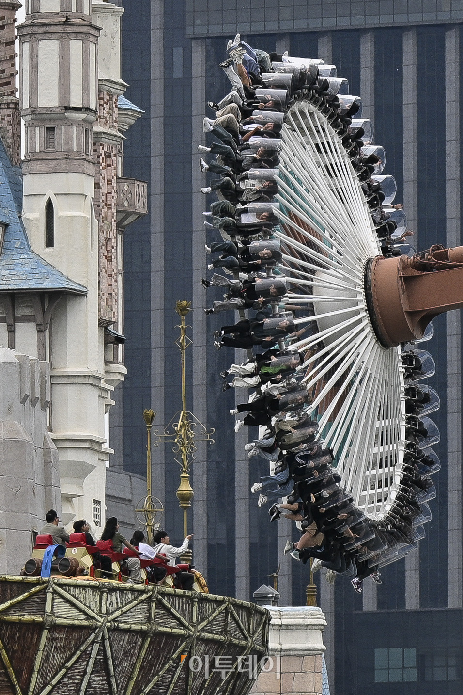 ▲어린이날 대체공휴일인 6일 서울 송파구 롯데월드를 찾은 시민들이 휴일을 즐기고 있다. 조현호 기자 hyunho@