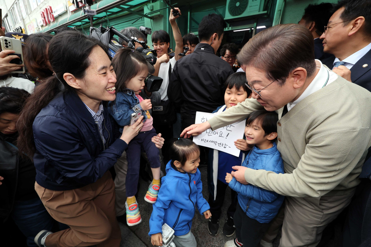 ▲더불어민주당 이재명 대선 후보가 '골목골목 경청투어' : 국토종주편'에 나선 6일 충북 옥천군 옥천공설시장을 찾아 어린이들과 인사하고 있다. (연합뉴스)