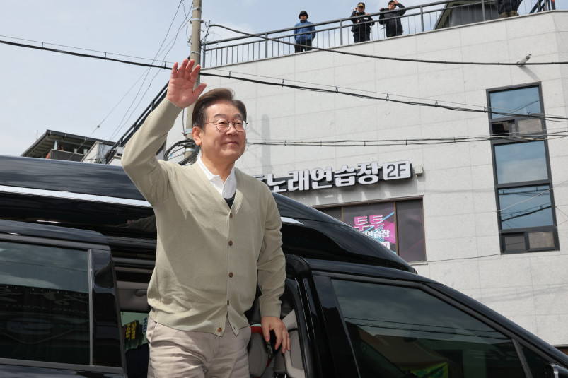 ▲더불어민주당 이재명 대선 후보가 '골목골목 경청투어' : 국토종주편'에 나선 6일 충북 증평군 증평장뜰시장을 찾아 인사하고 있다.  (연합뉴스)