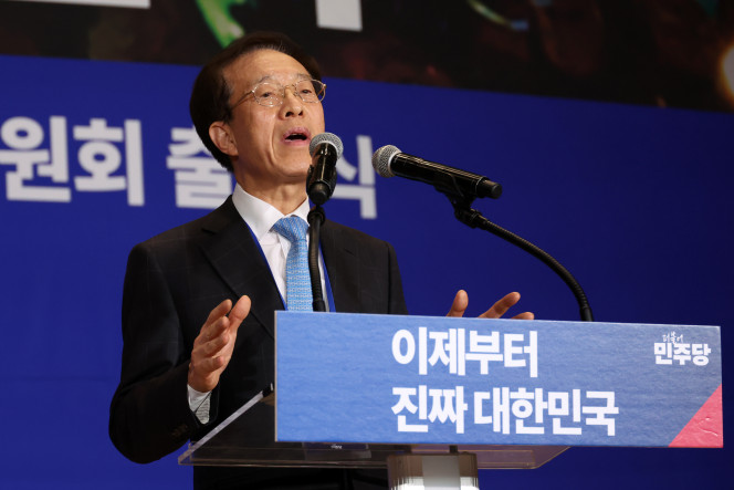 ▲30일 오후 서울 여의도 국회 의원회관에서 열린 더불어민주당 제21대 대통령선거 '진짜 대한민국' 중앙선거대책위원회 출범식에서 이석연 공동선거대책위원장이 발언하고 있다.  (뉴시스)