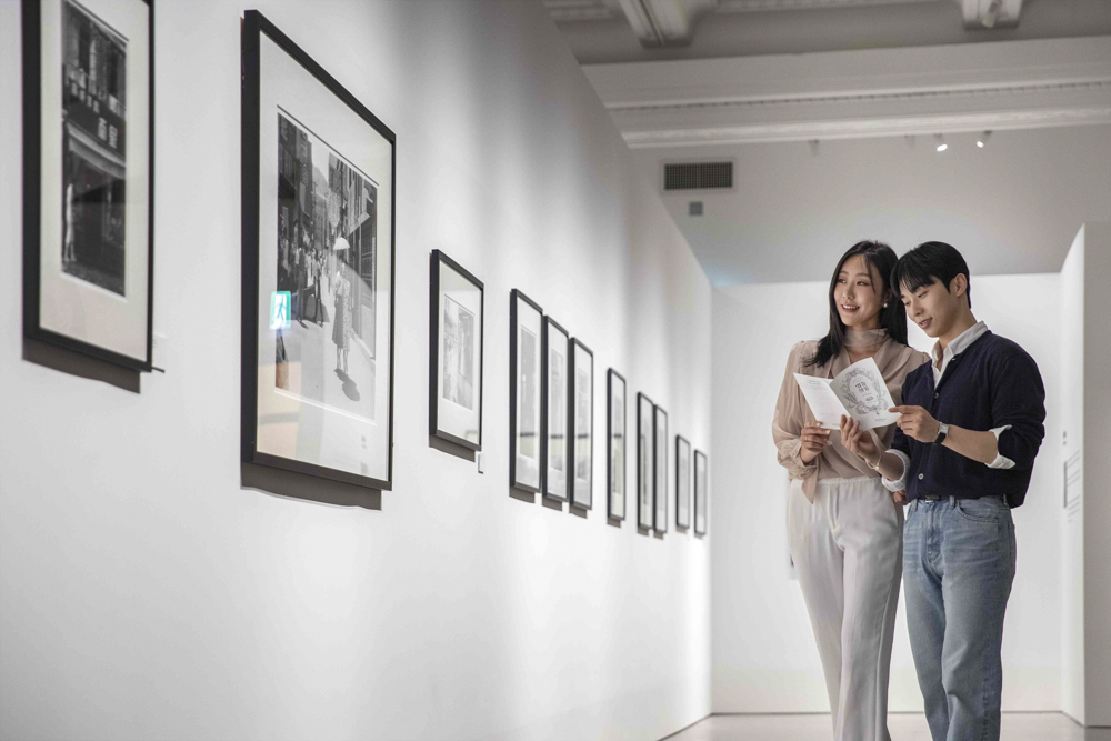 ▲신세계백화점은 4월 9일 개관한 더 헤리티지 4층의 '헤리티지 뮤지엄'에서 30일까지 명동 일대의 옛 모습을 엿볼 수 있는 사진전 '명동 살롱: The Heritage'를 선보인다. (사진제공=신세계백화점)