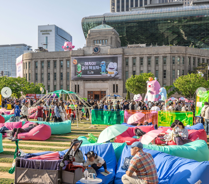 ▲ 5월 황금연휴 기간 서울광장을 찾은 시민들이 즐거운 시간을 보내고 있다. 사진 제공 = 서울시