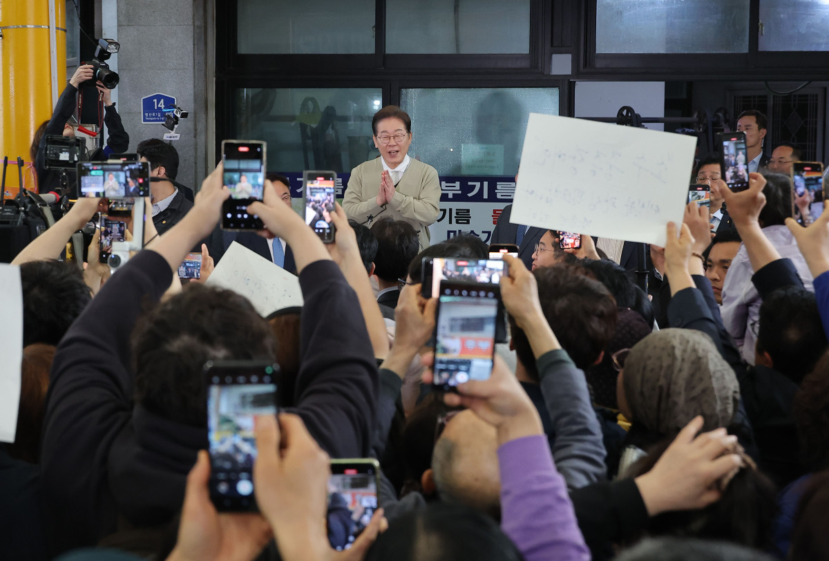 ▲더불어민주당 이재명 대선 후보가 '골목골목 경청투어:국토종주편'에 나선 6일 충북 영동군 영동전통시장에서 연설을 하고 있다.  (연합뉴스)