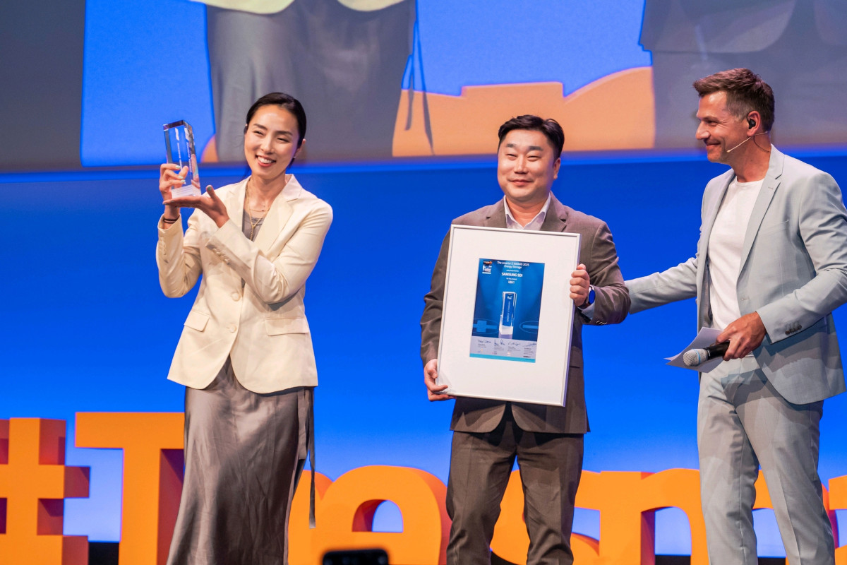 ▲삼성SDI가 '더 스마터 E 어워드 2025'에서 국내 업체 중 유일하게 '어워드 위너'로 선정됐다. 곽현영 삼성SDI 중대형 마케팅팀장(상무, 사진 왼쪽)이 '어워드 위너' 트로피를 수상하고 있는 모습.