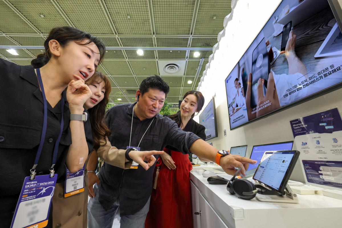 ▲KT는 마이크로소프트(MS)의 업무 협업 솔루션 팀즈(Teams)에 자사 통화망을 연동한 '마이크로소프트 팀즈폰(Microsoft Teams Phone)'을 출시했다고 7일 밝혔다. 사진은 월드IT쇼 2025에서 마이크로소프트 팀즈폰을 소개하는 모습 (사진제공=KT)