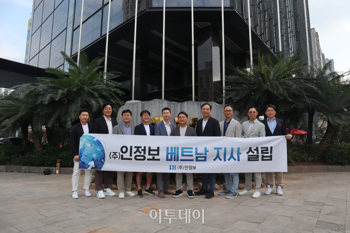 ▲왼쪽부터 마정민 부장, 이동철 상무, 박영준 전무, 이성주 부사장, 민만기 베트남지사장, 인재형 대표, 황성익 부사장, 이상영 부사장, 이동규 상무, 이준호 이사.  (사진제공=인정보)