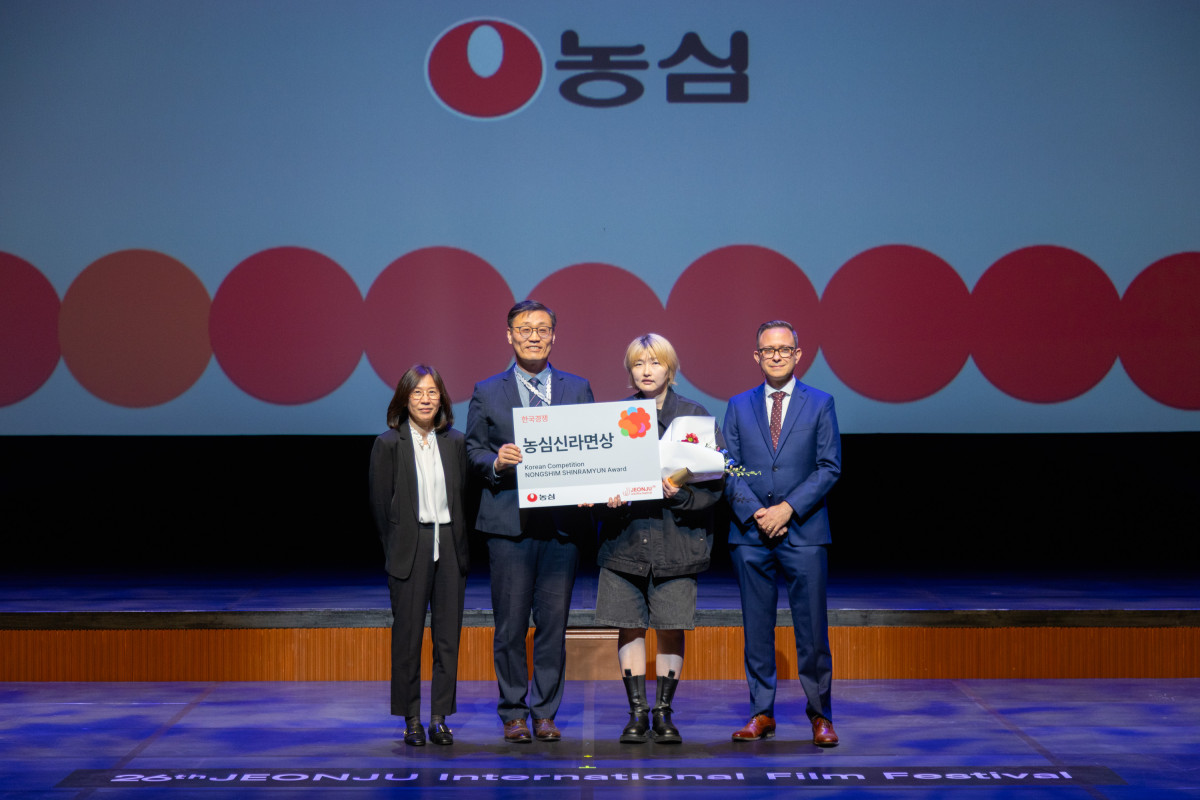 ▲농심이 6일 전주국제영화제에서 '농심신라면상'을 시상했다. 왼쪽 두번째부터 심규철 농심 상무, 성스러운 감독 (사진제공=농심)