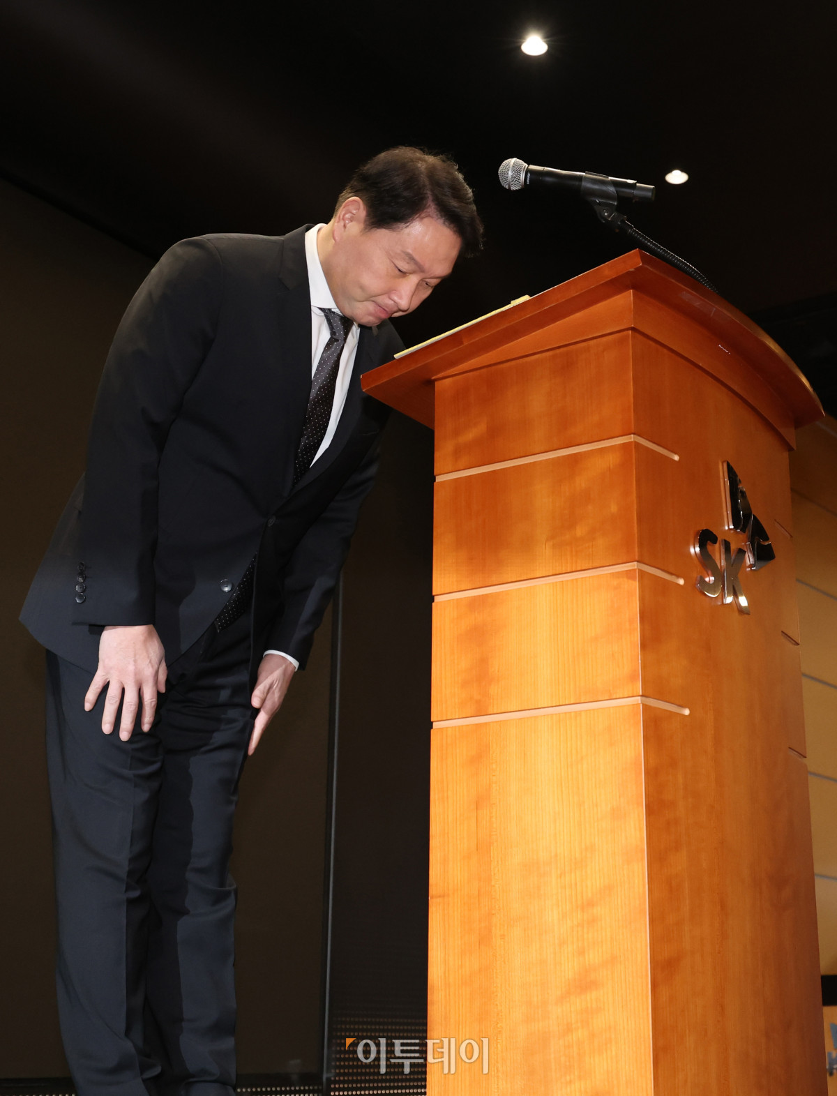 ▲최태원 SK 그룹 회장이 7일 서울 중구 SKT타워에서 열린 SK텔레콤 이용자 유심(USIM) 정보 해킹 사고 관련 일일브리핑에서 대국민 사과를 하고 있다. 조현호 기자 hyunho@