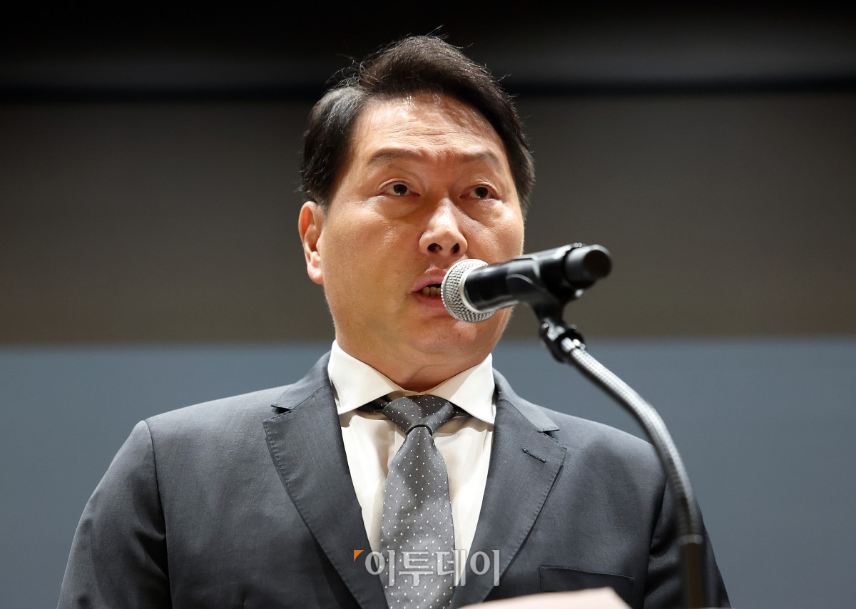 ▲최태원 SK 그룹 회장이 7일 서울 중구 SKT타워에서 열린 SK텔레콤 이용자 유심(USIM) 정보 해킹 사고 관련 일일브리핑에서 대국민 사과를 하고 있다. 조현호 기자 hyunho@