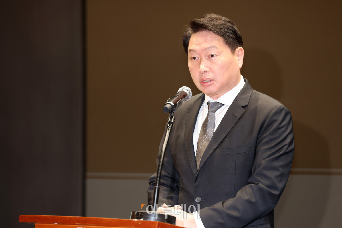 ▲최태원 SK 그룹 회장이 7일 서울 중구 SKT타워에서 열린 SK텔레콤 이용자 유심(USIM) 정보 해킹 사고 관련 일일브리핑에서 대국민 사과를 하고 있다. 조현호 기자 hyunho@