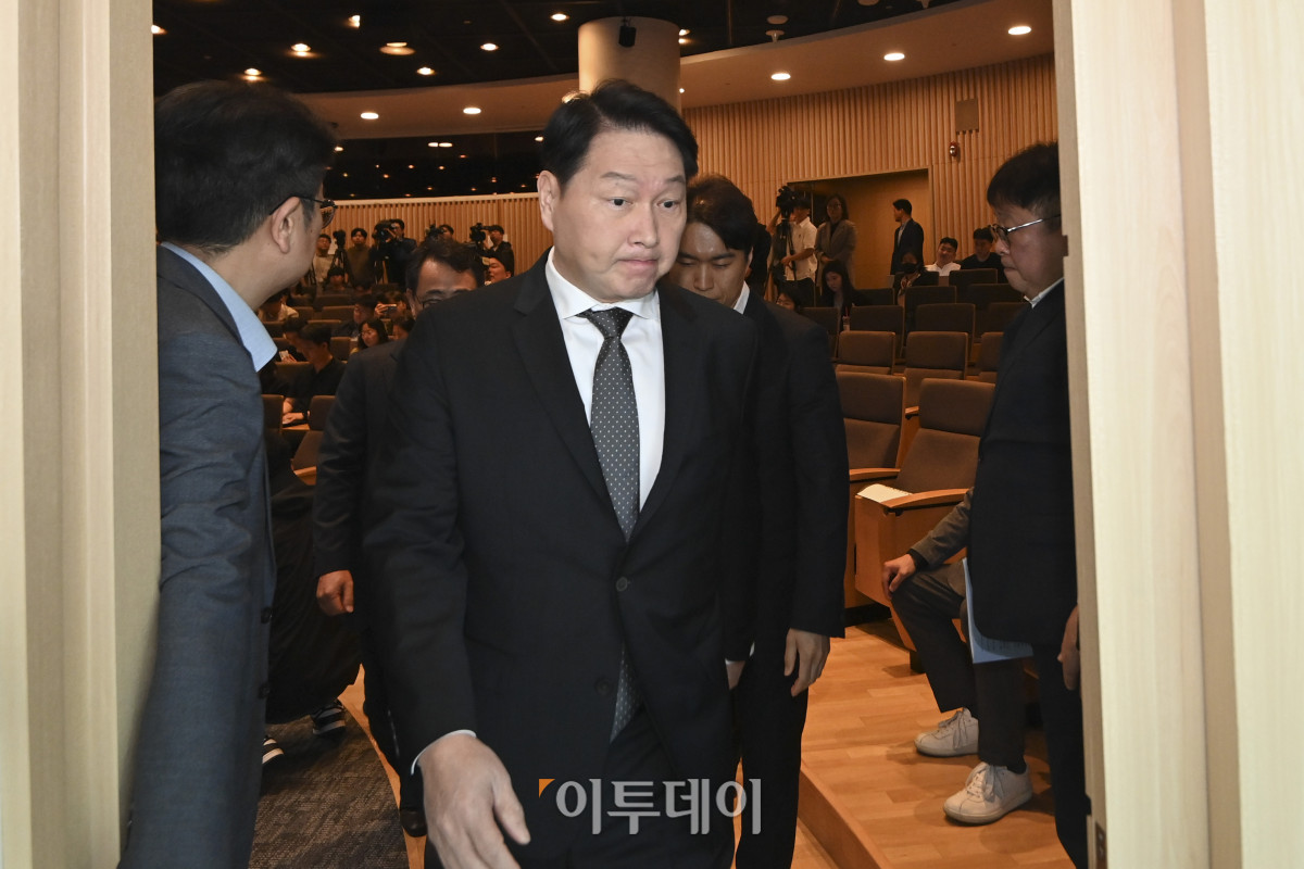 ▲최태원 SK 그룹 회장이 7일 서울 중구 SKT타워에서 열린 SK텔레콤 이용자 유심(USIM) 정보 해킹 사고 관련 일일브리핑에서 대국민 사과 후 회견장을 나서고  있다. 조현호 기자 hyunho@