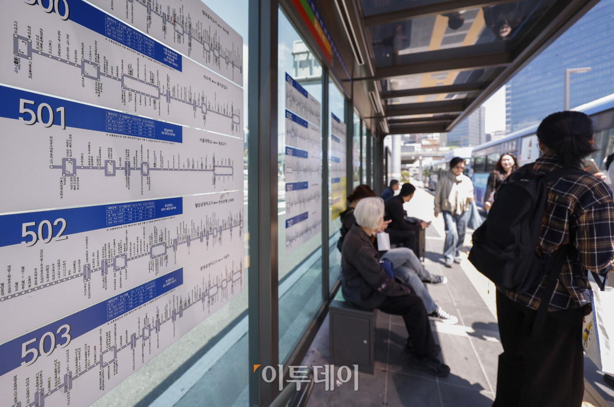 ▲서울 시내버스 노조가 연휴가 끝난 뒤 첫차부터 준법투쟁(준법운행)을 재개한 7일 서울역 앞 버스환승센터 정류장에서 시민들이 버스를 기다리고 있다. 지난달 29일 협상 결렬 이후 노사 간 공식 교섭은 중단된 상태며, 시내버스 노조는 8일 전국자동차노조 지역 대표자회의에서 전면 파업 전환 여부를 최종 논의할 계획이다. 한편 서울시는 준법운행에 따른 시민 불편 최소화를 위해 1~8호선 및 우이신설선에 총 47회 지하철을 추가 투입했다. 조현호 기자 hyunho@