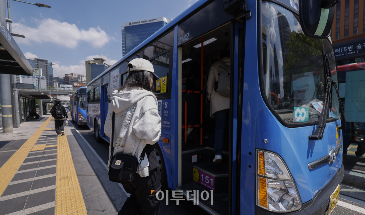 ▲서울 시내버스 노조가 연휴가 끝난 뒤 첫차부터 준법투쟁(준법운행)을 재개한 7일 서울역 앞 버스환승센터 정류장에서 시민들이 버스에 탑승하고 있다. 지난달 29일 협상 결렬 이후 노사 간 공식 교섭은 중단된 상태며, 시내버스 노조는 8일 전국자동차노조 지역 대표자회의에서 전면 파업 전환 여부를 최종 논의할 계획이다. 한편 서울시는 준법운행에 따른 시민 불편 최소화를 위해 1~8호선 및 우이신설선에 총 47회 지하철을 추가 투입했다. 조현호 기자 hyunho@