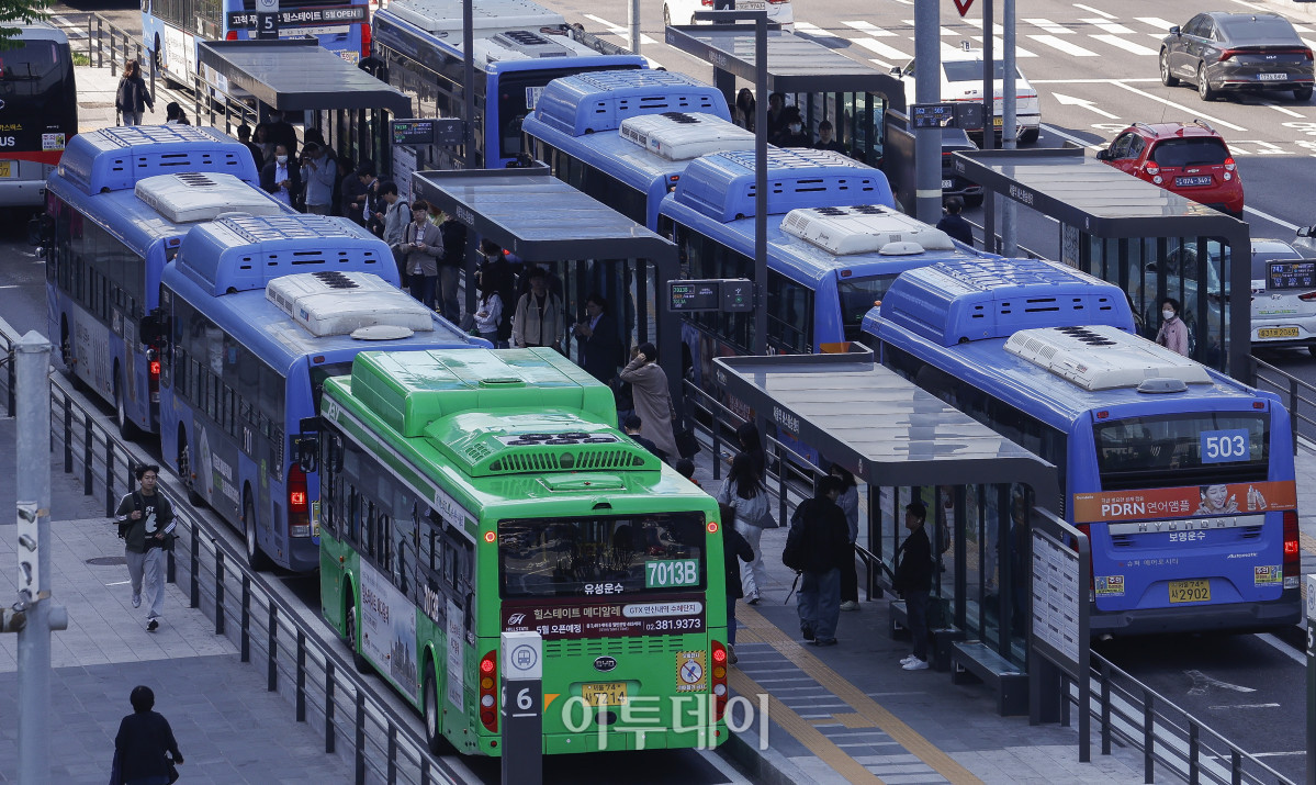 ▲서울 시내버스 노조가 연휴가 끝난 뒤 첫차부터 준법투쟁(준법운행)을 재개한 7일 서울역 앞 버스환승센터 정류장에 버스들이 줄지어 서 있다. 조현호 기자 hyunho@