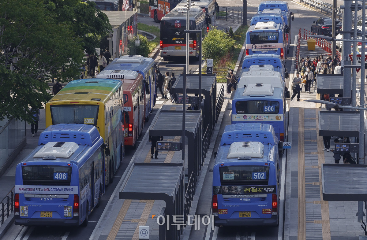 ▲서울 시내버스 노조가 연휴가 끝난 뒤 첫차부터 준법투쟁(준법운행)을 재개한 7일 서울역 앞 버스환승센터 정류장에 버스들이 줄지어 서 있다. 조현호 기자 hyunho@