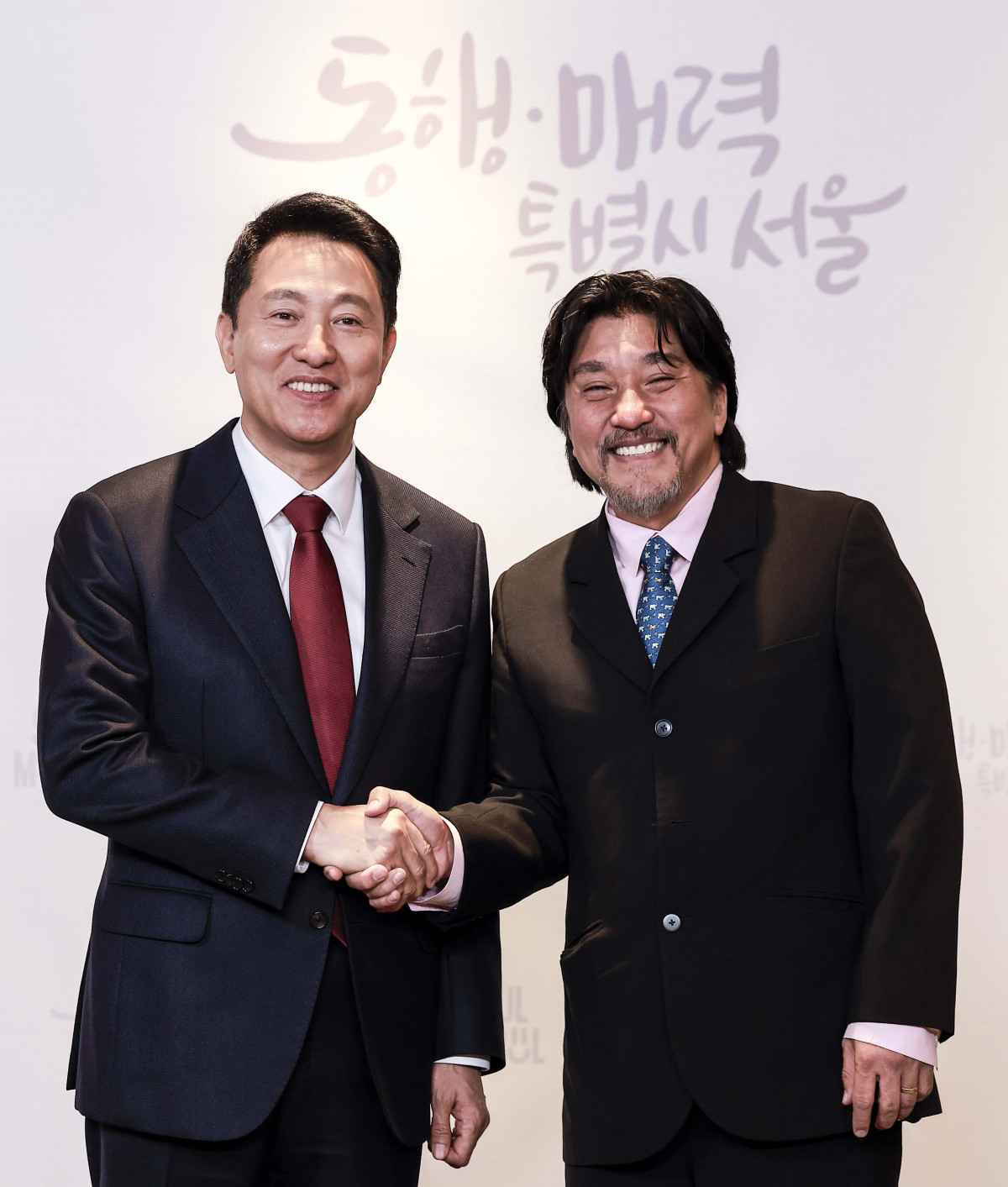 ▲오세훈 서울시장이 7일 서울 중구 서울시청 집무실에서 열린 서울시 홍보대사 위촉식에서 홍보대사로 위촉된 에드워드 리 셰프과 기념촬영을 하고 있다. 신태현 기자 holjjak@