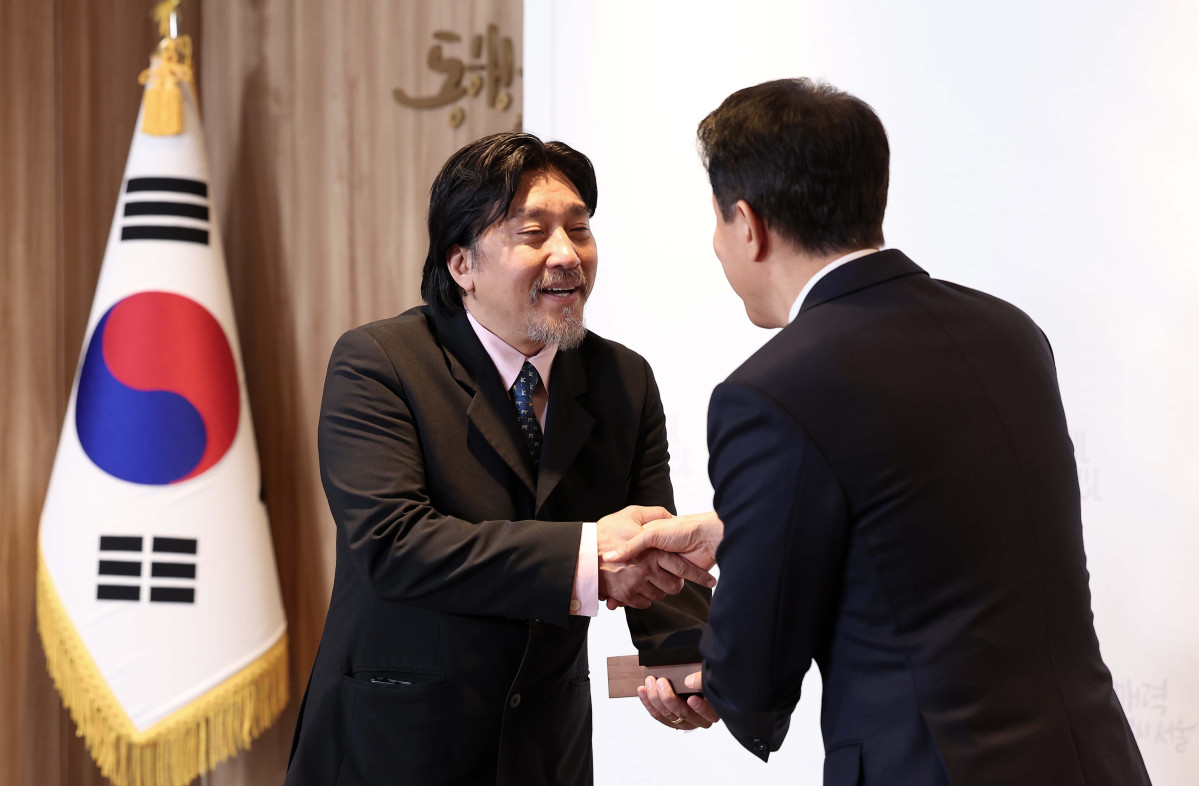 ▲서울시 홍보대사로 위촉된 에드워드 리 셰프가 7일 서울 중구 서울시청 집무실에서 열린 위촉식에서 오세훈 서울시장에게 위촉패를 받은 후 악수하고 있다. 신태현 기자 holjjak@