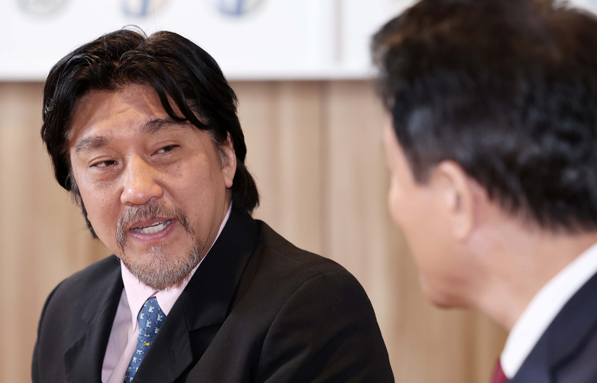 ▲서울시 홍보대사로 위촉된 에드워드 리 셰프가 7일 서울 중구 서울시청 집무실에서 열린 위촉식에서 오세훈 서울시장과 대화하고 있다. 신태현 기자 holjjak@