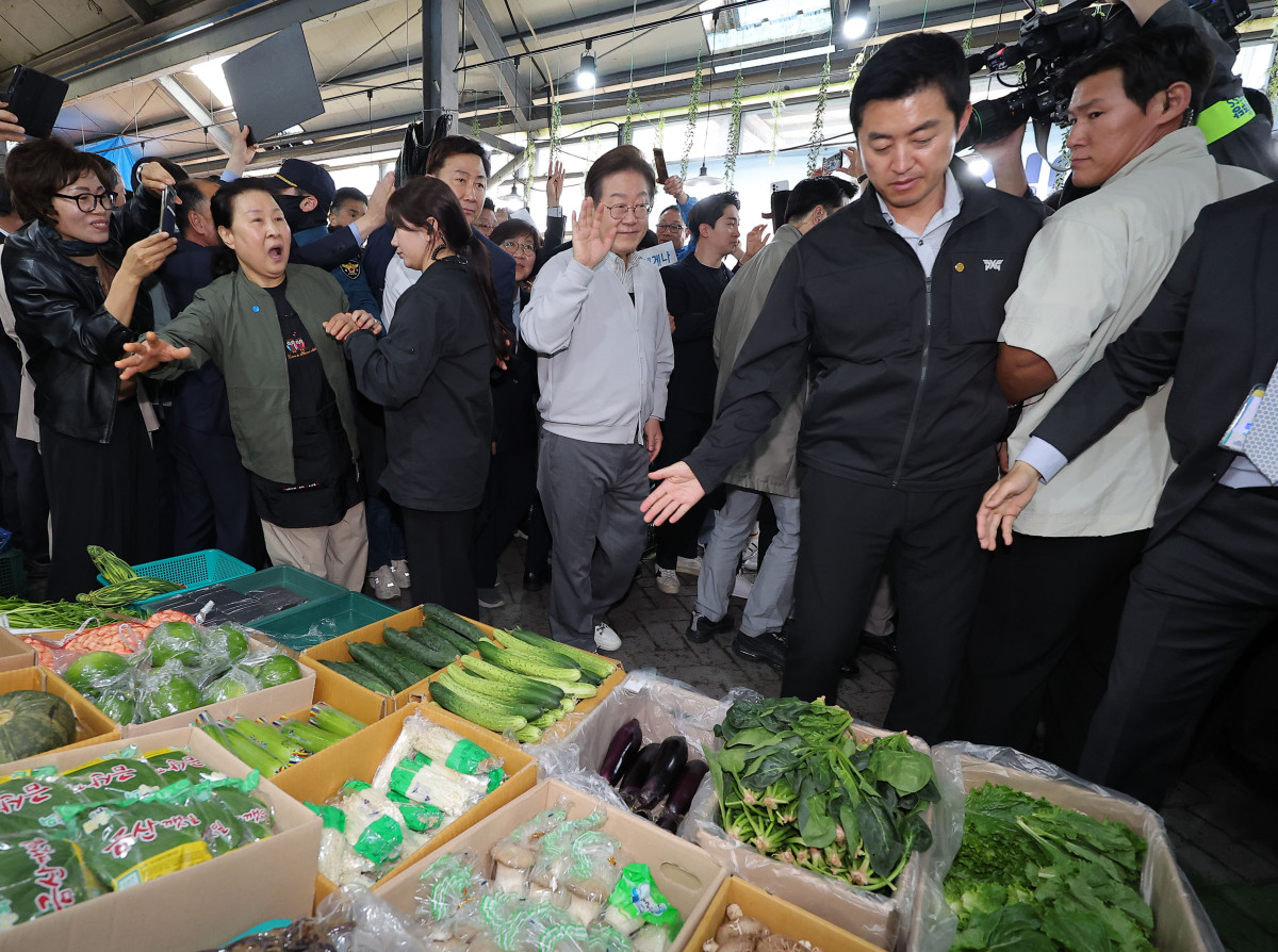 ▲더불어민주당 이재명 대선 후보가 '골목골목 경청투어:국토종주편'에 나선 7일 전북 임실군 임실시장에서 시민 및 지지자들에게 인사를 하고 있다. 2025.5.7 (연합뉴스)