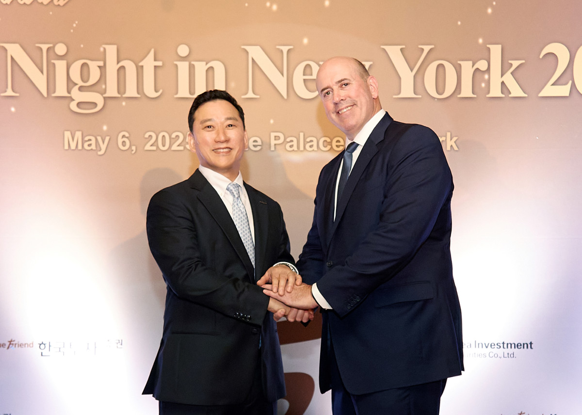 ▲한국투자증권이 6일(현지시간) 미국 뉴욕에서 개최한 글로벌IR 행사 ‘KIS Night in New York 2025’에서 김성환  사장(왼쪽)과 하비 슈워츠(Harvey M. Schwartz) 칼라일그룹 최고경영자(CEO)가 기념촬영을 하고 있다.(한국투자증권 제공)