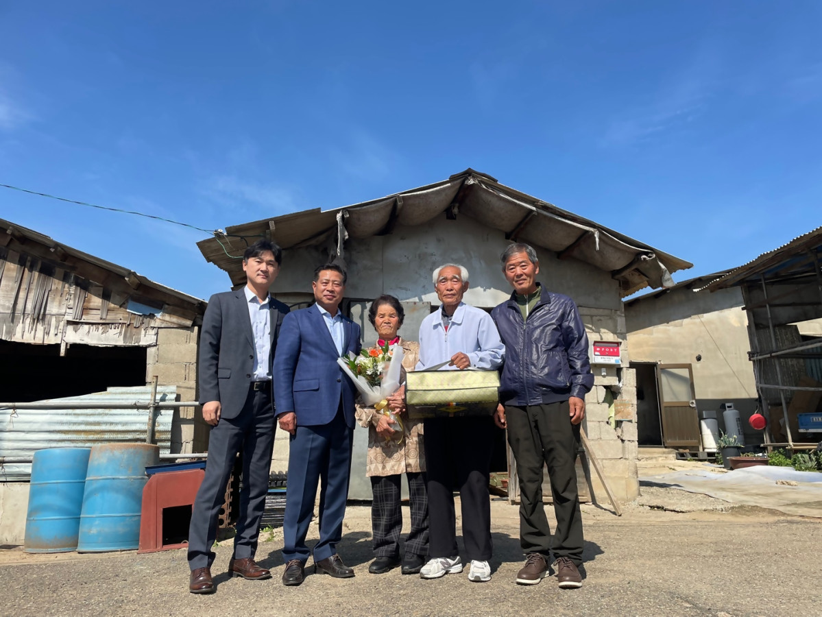 ▲장주익 조합장(왼쪽 두번째)이 박송자 조합원(사진 가운데) 및 관계자들과 기념촬영을 하고 있다. (수원축산농협)