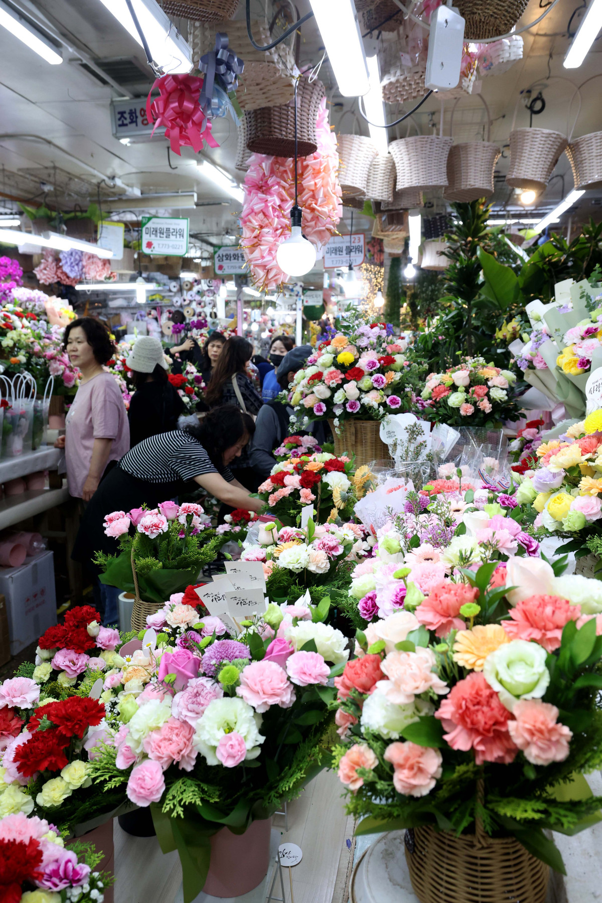 ▲어버이날을 하루 앞둔 7일 서울 중구 남대문시장 꽃상가에서 시민들이 형형색색 꽃을 살펴보고 있다. 신태현 기자 holjjak@