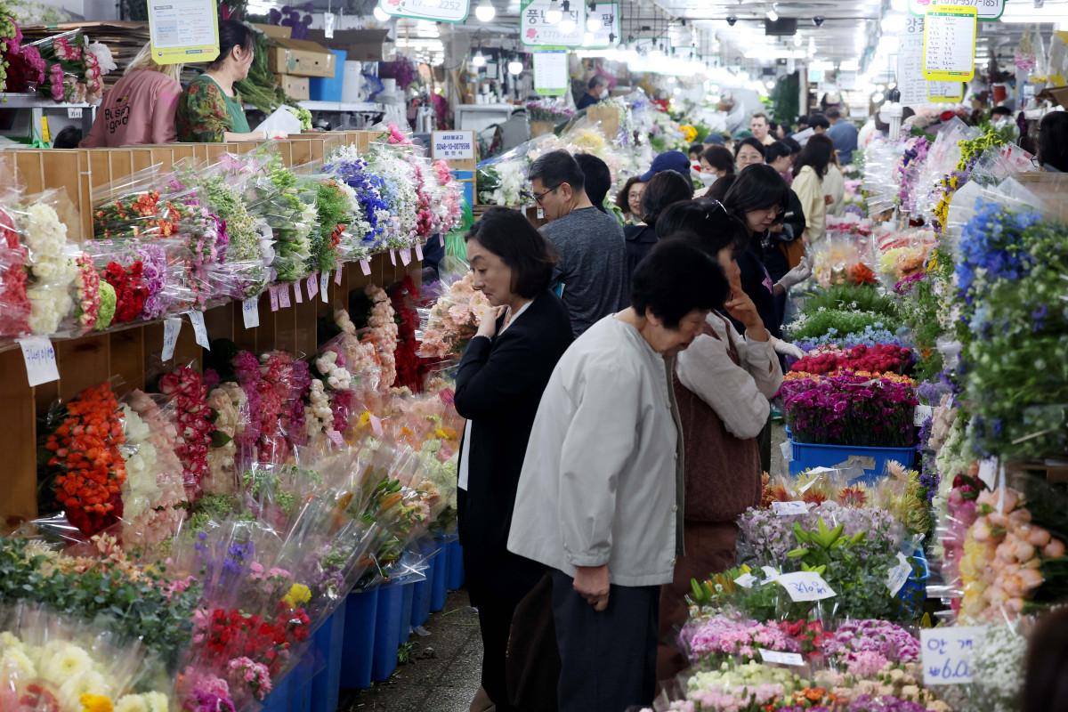 ▲어버이날을 하루 앞둔 7일 서울 중구 남대문시장 꽃상가에서 시민들이 형형색색 꽃을 살펴보고 있다. 신태현 기자 holjjak@