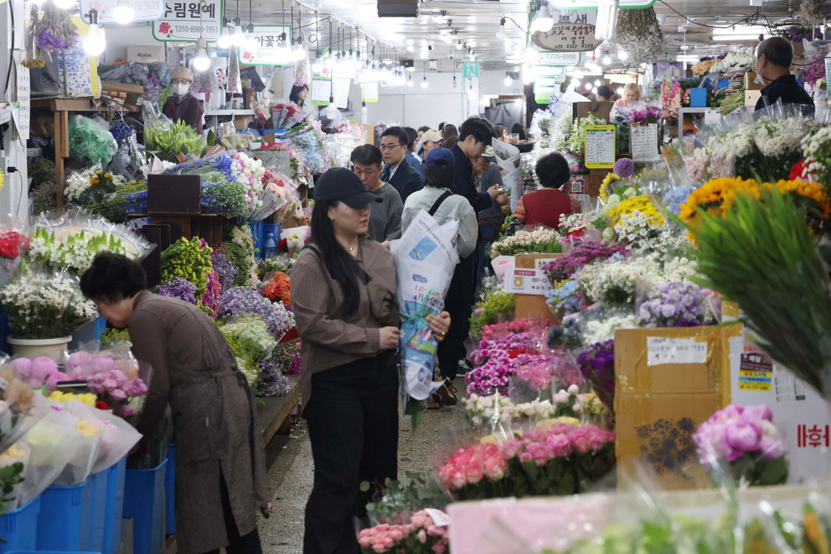 ▲어버이날을 하루 앞둔 7일 서울 중구 남대문시장 꽃상가에서 시민들이 형형색색 꽃을 살펴보고 있다. 신태현 기자 holjjak@