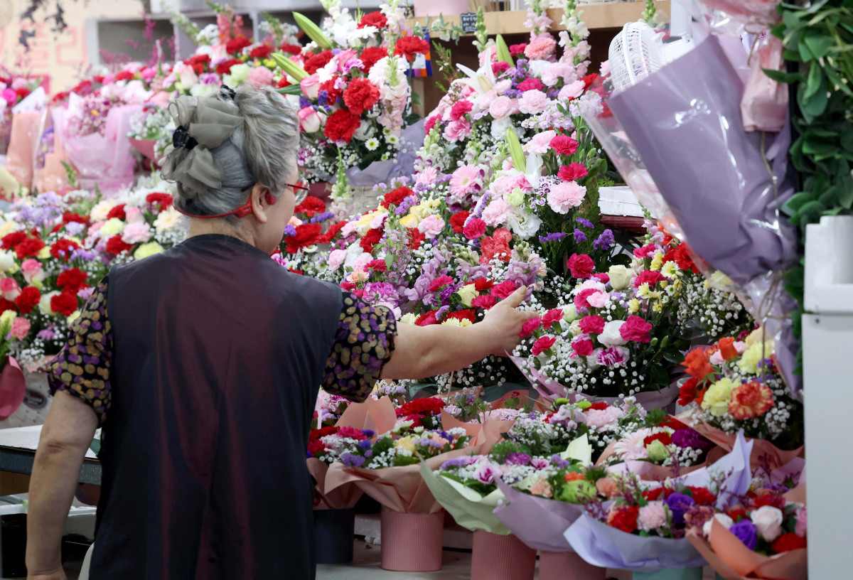 ▲어버이날을 하루 앞둔 7일 서울 중구 남대문시장 꽃상가에서 시민들이 형형색색 꽃을 살펴보고 있다. 신태현 기자 holjjak@