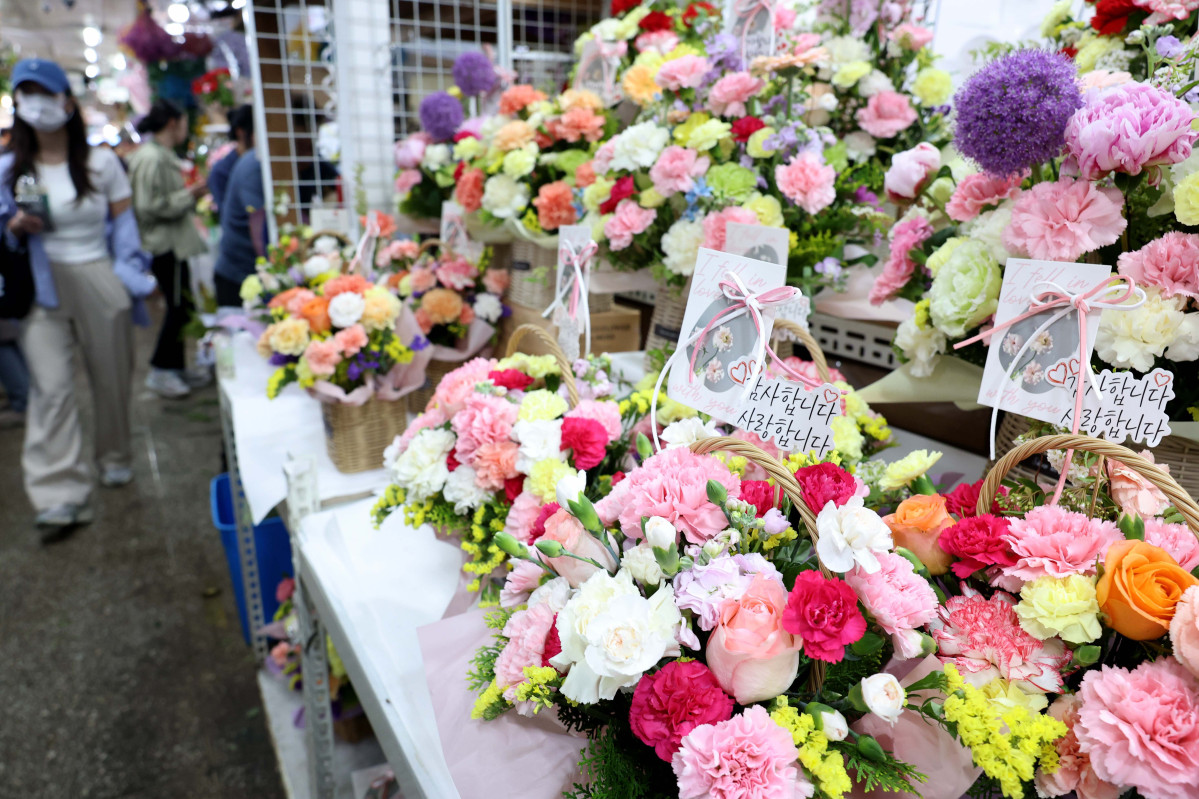 ▲어버이날을 하루 앞둔 7일 서울 중구 남대문시장 꽃상가에서 시민들이 형형색색 꽃을 살펴보고 있다. 신태현 기자 holjjak@