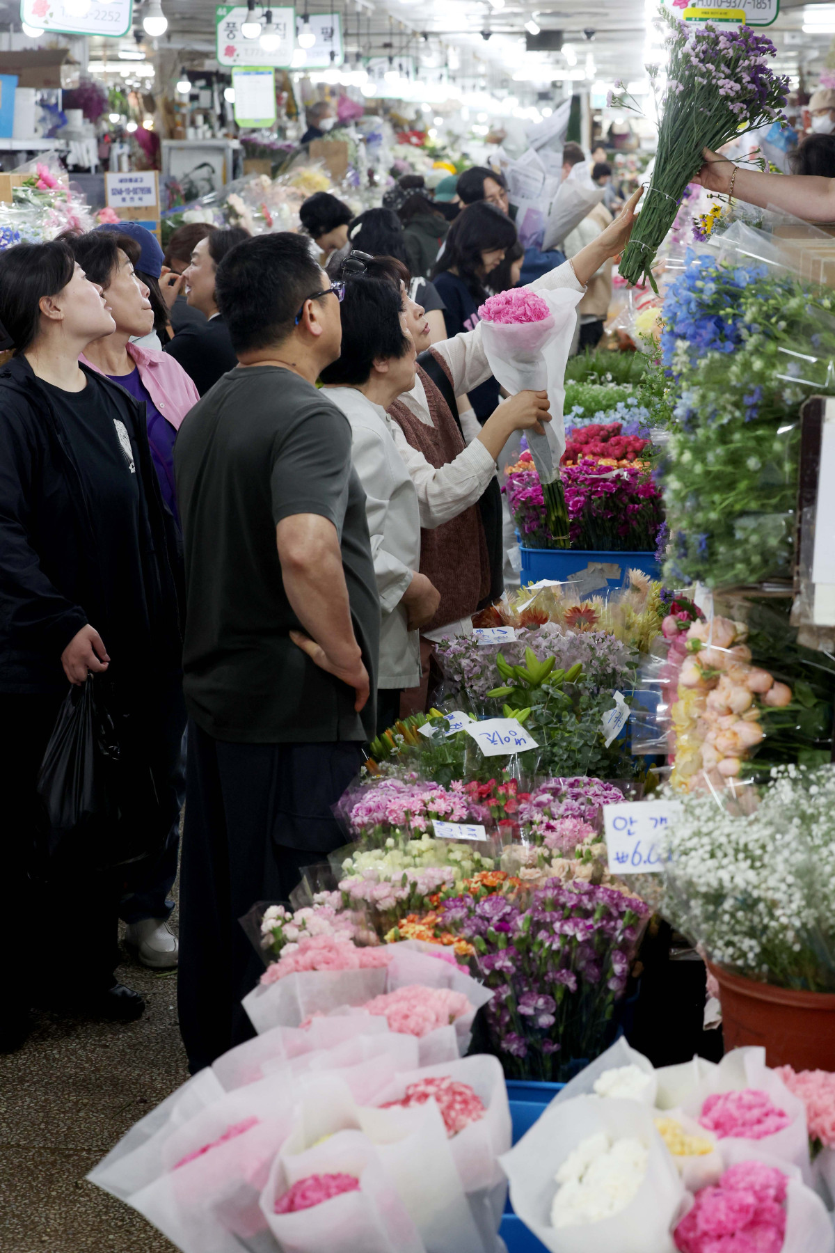 ▲어버이날을 하루 앞둔 7일 서울 중구 남대문시장 꽃상가에서 시민들이 형형색색 꽃을 살펴보고 있다. 신태현 기자 holjjak@