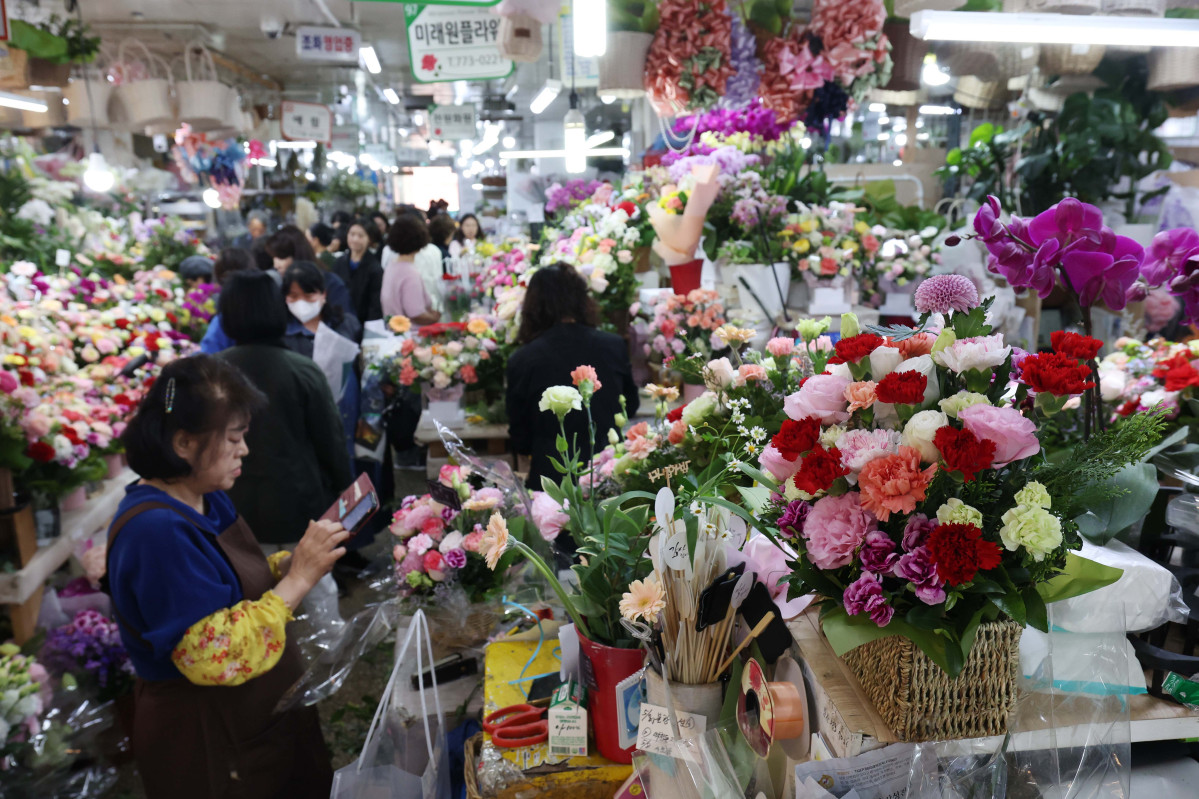 ▲어버이날을 하루 앞둔 7일 서울 중구 남대문시장 꽃상가에서 시민들이 형형색색 꽃을 살펴보고 있다. 신태현 기자 holjjak@
