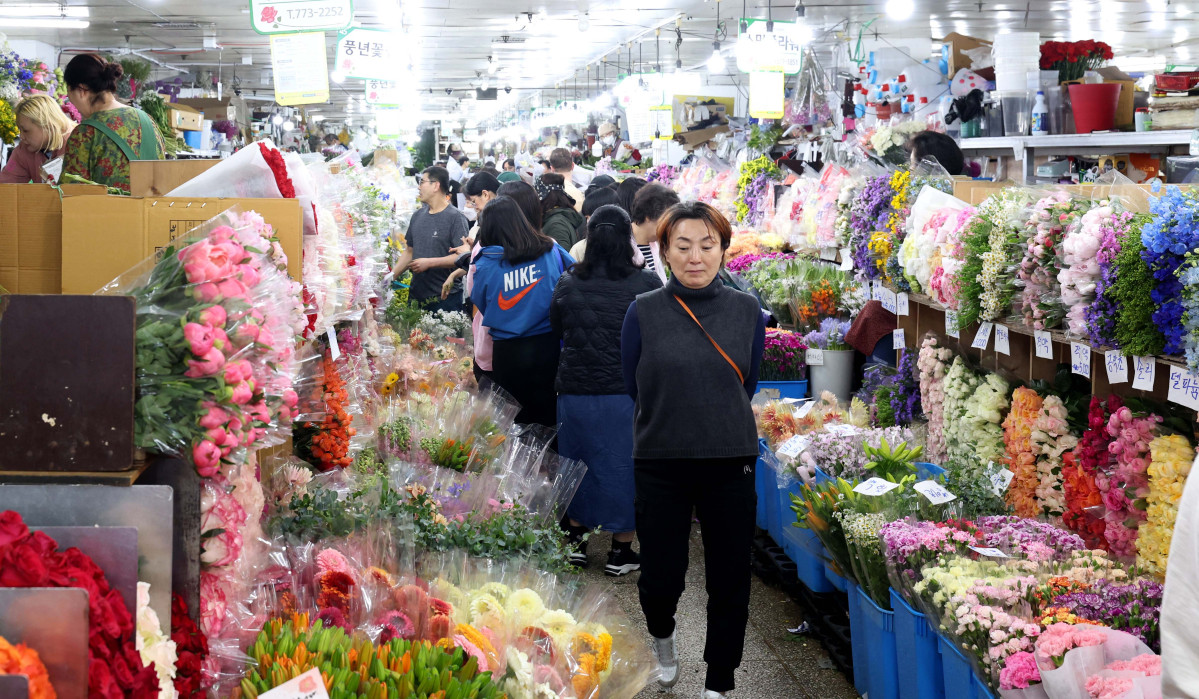 ▲어버이날을 하루 앞둔 7일 서울 중구 남대문시장 꽃상가에서 시민들이 형형색색 꽃을 살펴보고 있다. 신태현 기자 holjjak@