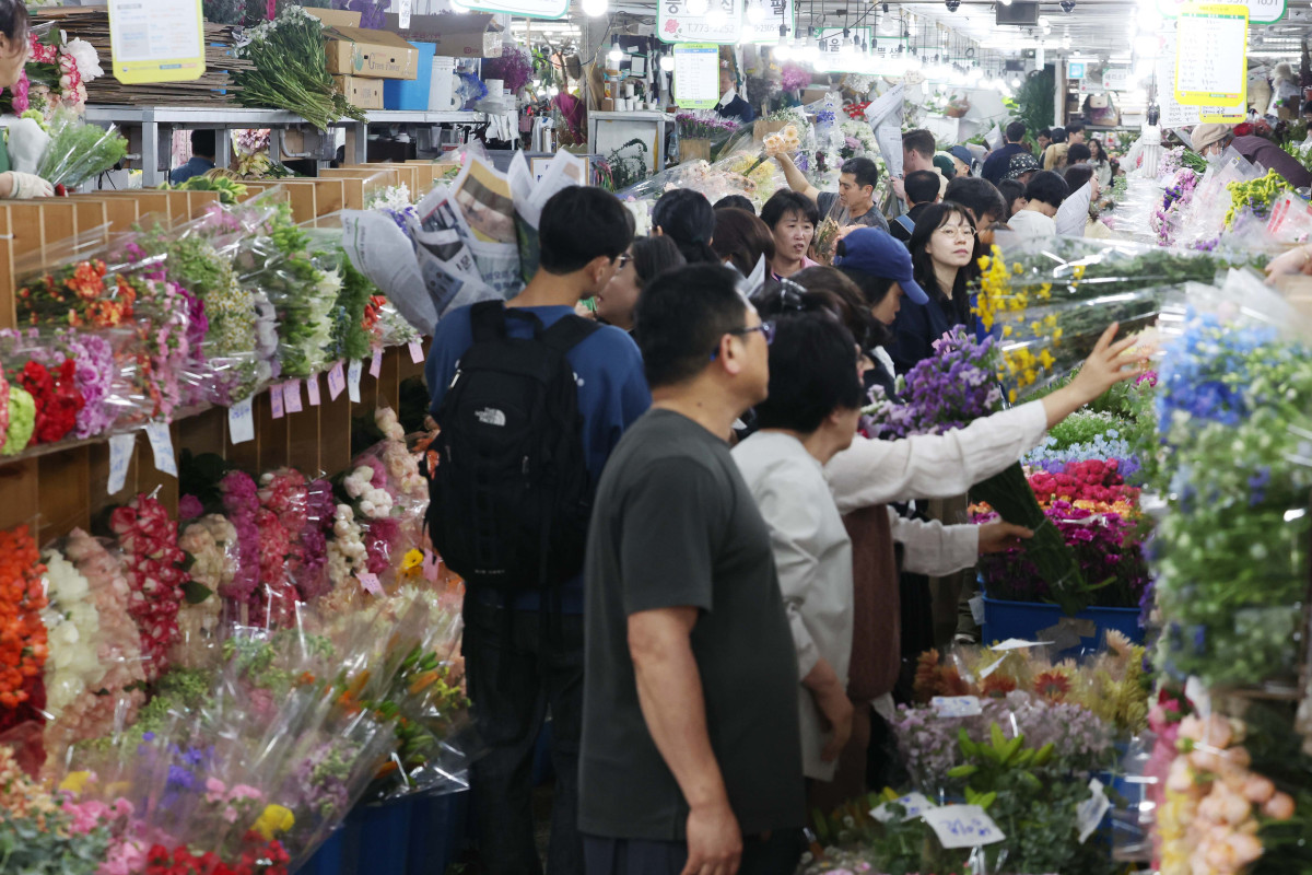 ▲어버이날을 하루 앞둔 7일 서울 중구 남대문시장 꽃상가에서 시민들이 형형색색 꽃을 살펴보고 있다. 신태현 기자 holjjak@