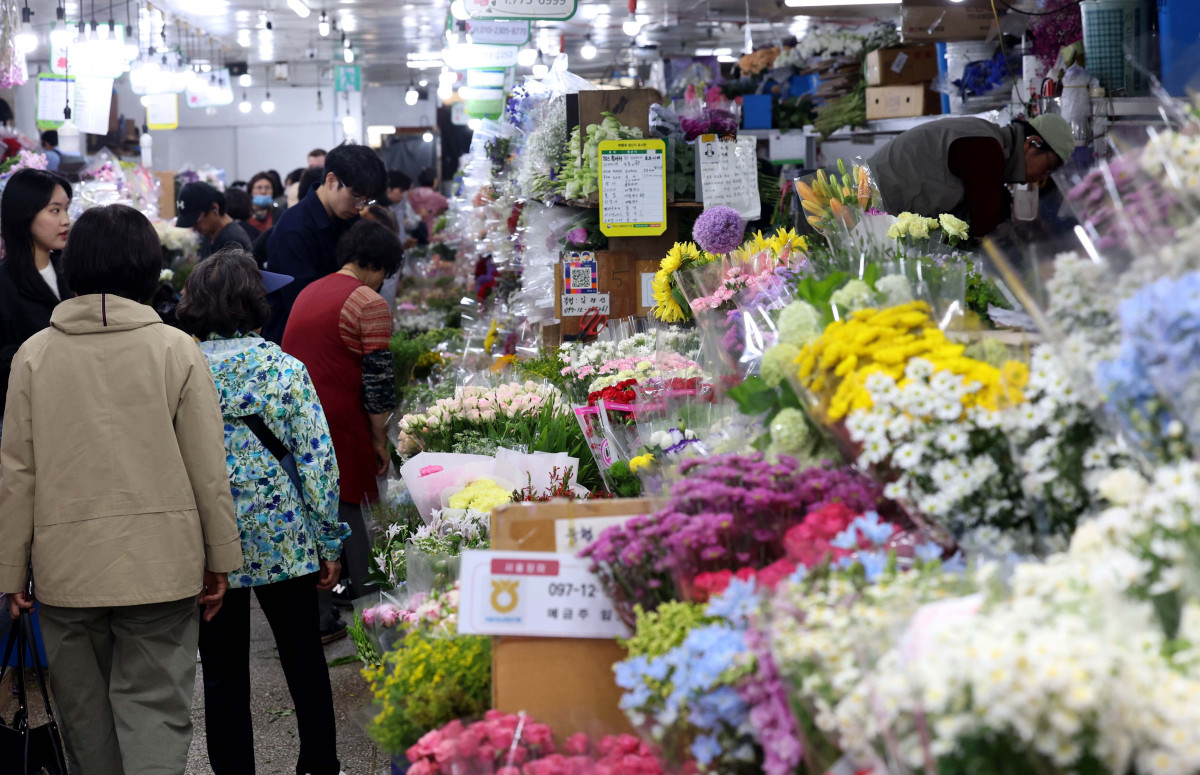 ▲어버이날을 하루 앞둔 7일 서울 중구 남대문시장 꽃상가에서 시민들이 형형색색 꽃을 살펴보고 있다. 신태현 기자 holjjak@