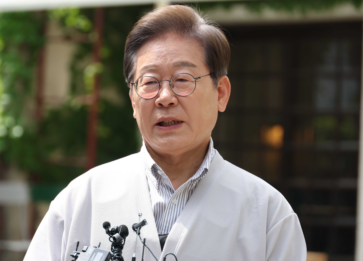 ▲민심을 청취하는 '경청 투어'에 나선 이재명 더불어민주당 대선후보가 7일 전북 전주시 완산구 한 카페에서  K-콘텐츠 산업 진흥 간담회를 마치고 취재진의 질문에 답변하고 있다. (사진=뉴시스)