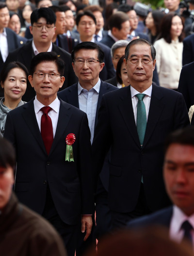 ▲ 국민의힘 김문수 대선 후보(왼쪽)와 무소속 한덕수 대선 예비후보가 5일 서울 종로구 조계사에서 열린 불기 2569년 부처님오신날 봉축법요식에 참석하고 있다. (연합뉴스 )