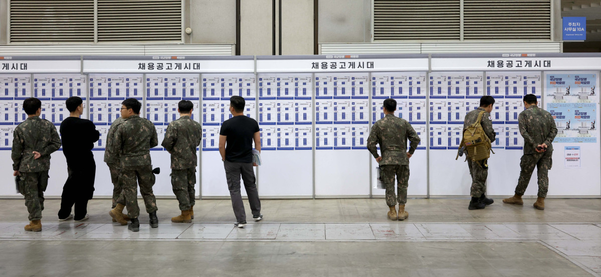 ▲7일 경기 고양시 킨텍스에서 열린 ‘2025년 국군장병 취업박람회’를 찾은 장병들이 채용공고게시대를 살펴보고 있다. 8일까지 열리는 이번 박람회엔 포스코, 현대로템, 한화 에어로 스페이스 등 150여개 기업 및 기관이 참가한다. 국방부는 군 복무로 인한 장병들의 경력단절을 극복하고 전역장병들의 안정적인 사회진출을 지원하기 위해 1996년부터 매년 국군장병 취업박람회를 개최하고 있다. 신태현 기자 holjjak@